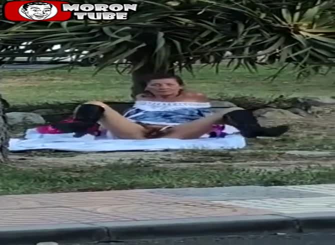 Video :She displays her closeness while being shot outside in complete seclusion!